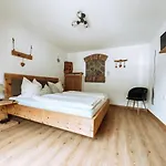 بيت ضيافة Alpenappartements Schwalbennestl 3*