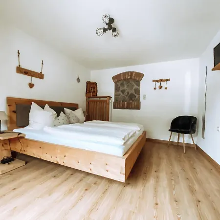 Casa de hóspedes Alpenappartements Schwalbennestl 2*